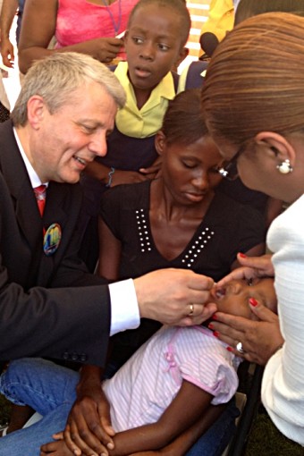 Dagfinn Høybråten vaccinating a child in Haiti during World Immunization Week